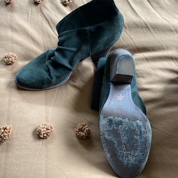 Beautiful Booties they are still a good shape - Picture 2 of 6